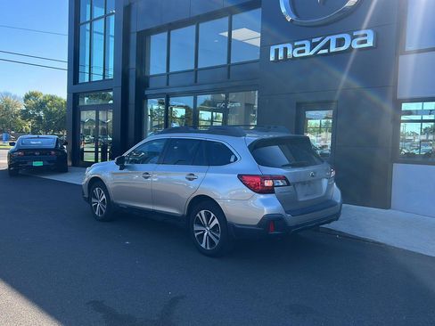 Used 2018 Subaru Outback 3.6R Limited AWD/4WD image 2