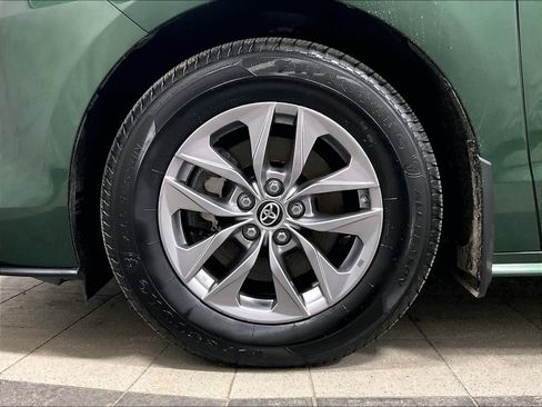 Used 2021 Toyota Sienna LE image 7