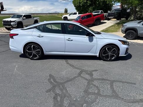 Used 2023 Nissan Altima 2.5 SR FWD image 2