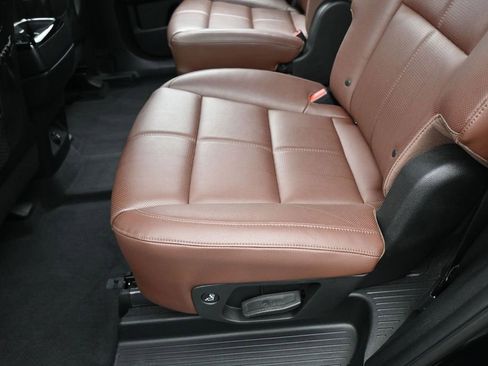 Used 2024 Kia Telluride EX w/ EX Captain's Chair Package FWD image 34