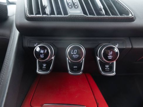Used 2018 Audi R8 V10 w/ Premium Package RWD image 32