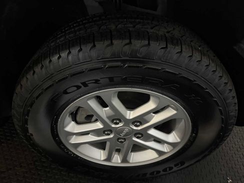 Certified 2023 Jeep Grand Cherokee Laredo w/ Luxury Tech Group I image 12