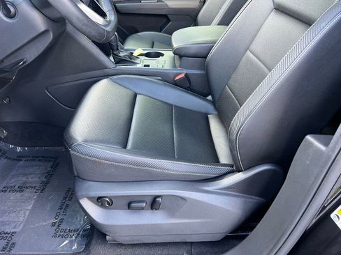 Used 2022 Volkswagen Atlas Cross Sport SE FWD image 11