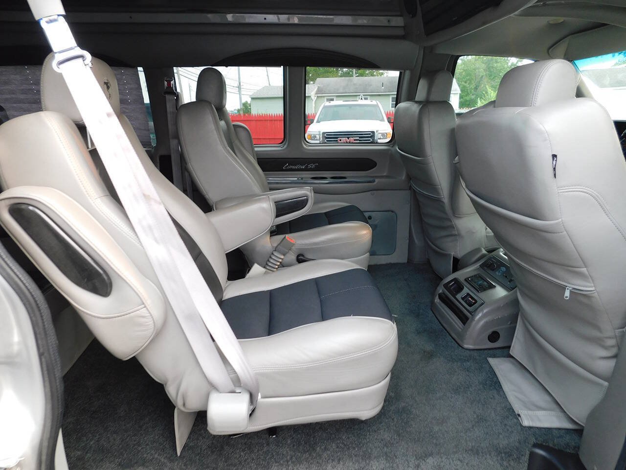 Used 2016 Chevrolet Express 2500 RWD image 40