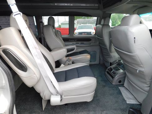 Used 2016 Chevrolet Express 2500 RWD image 40