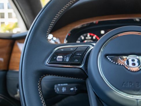 Used 2024 Bentley Bentayga image 8