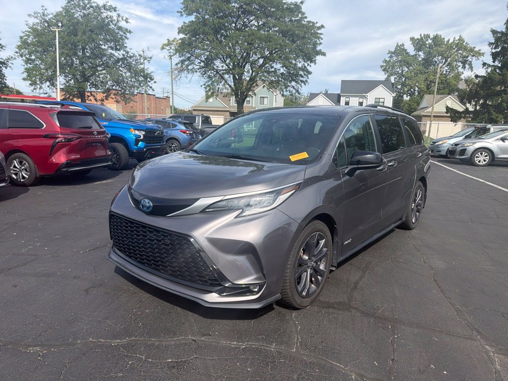 Used 2021 Toyota Sienna XSE w/ XSE Plus Package FWD image 2