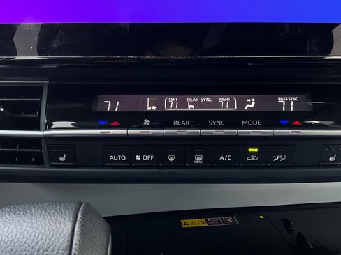 Used 2025 Toyota Sienna XLE image 30