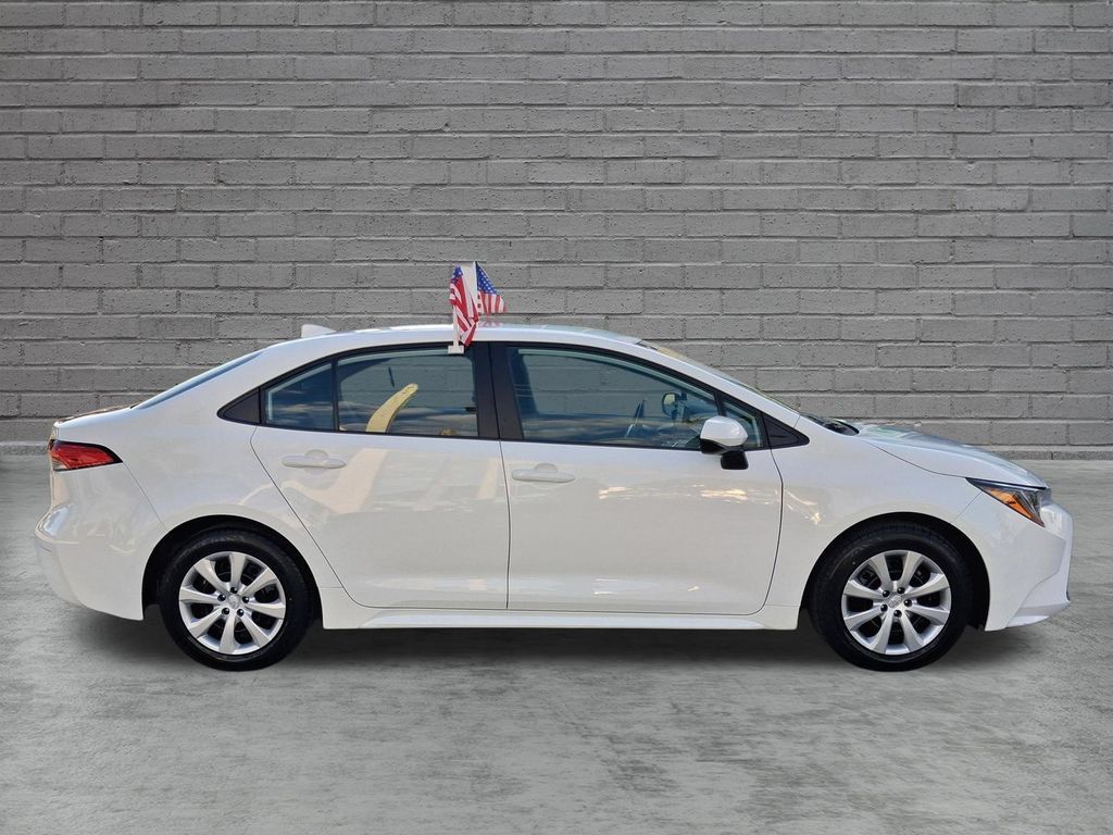 Used 2025 Toyota Corolla LE FWD image 11