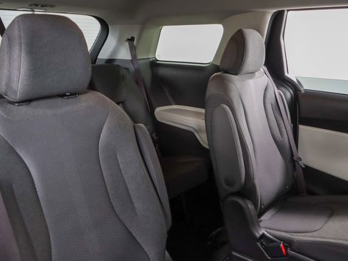 Used 2023 Kia Carnival LX image 28