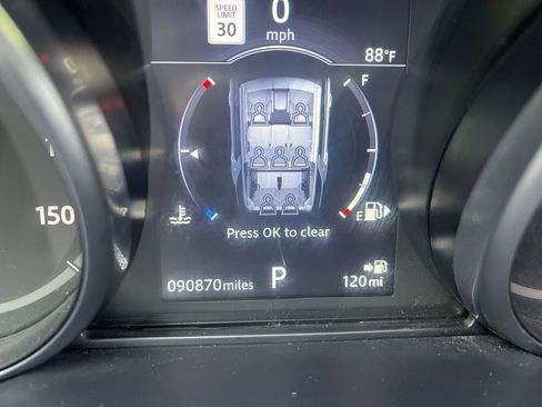 Used 2018 Land Rover Discovery SE image 28