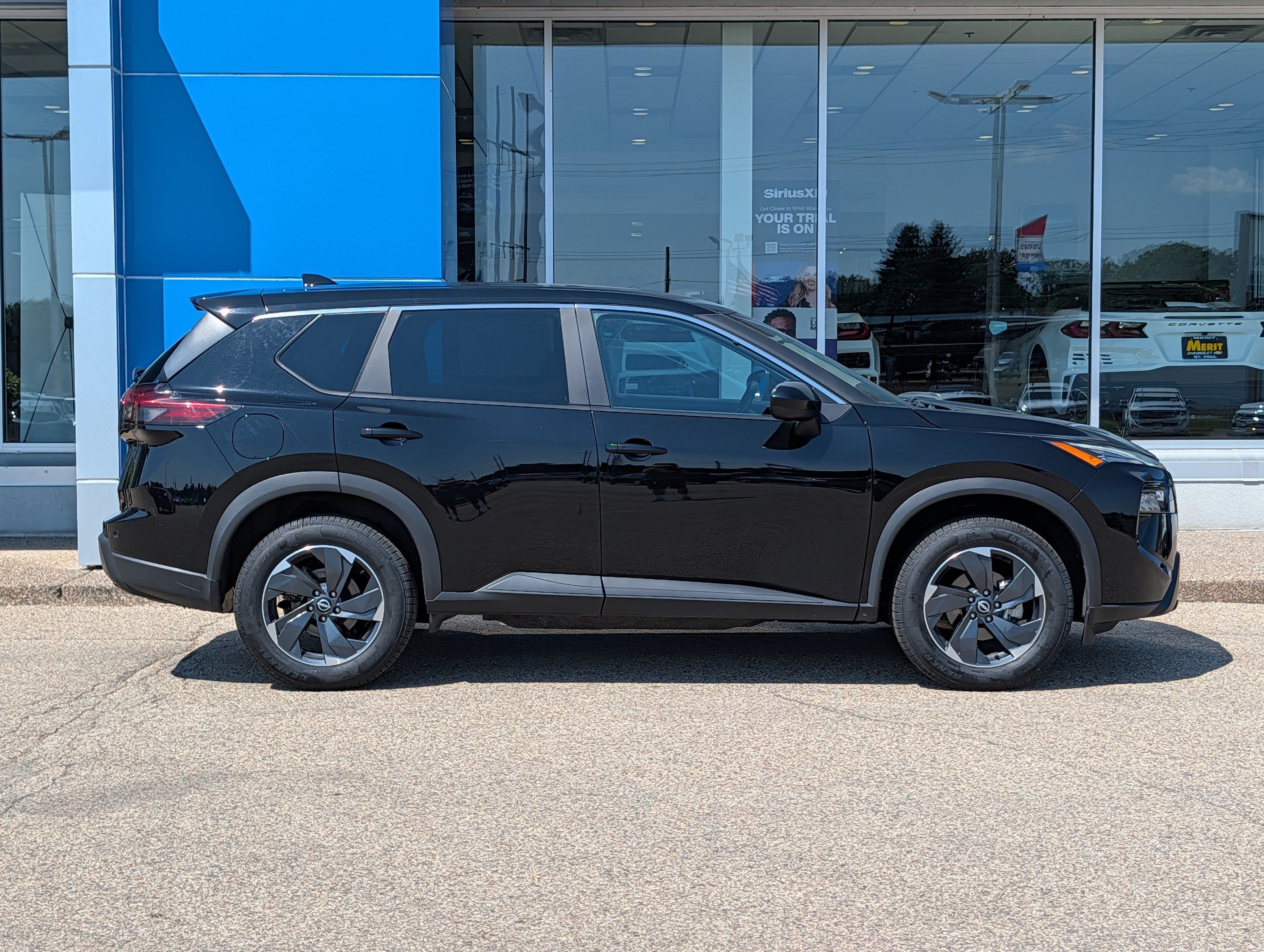 Used 2024 Nissan Rogue SV AWD/4WD image 2