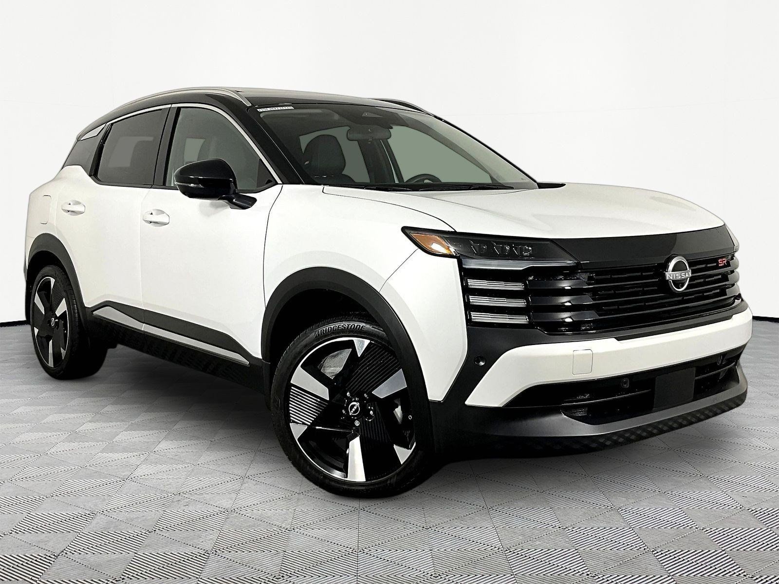 Used 2025 Nissan Kicks SR w/ SR Premium Package AWD/4WD image 3
