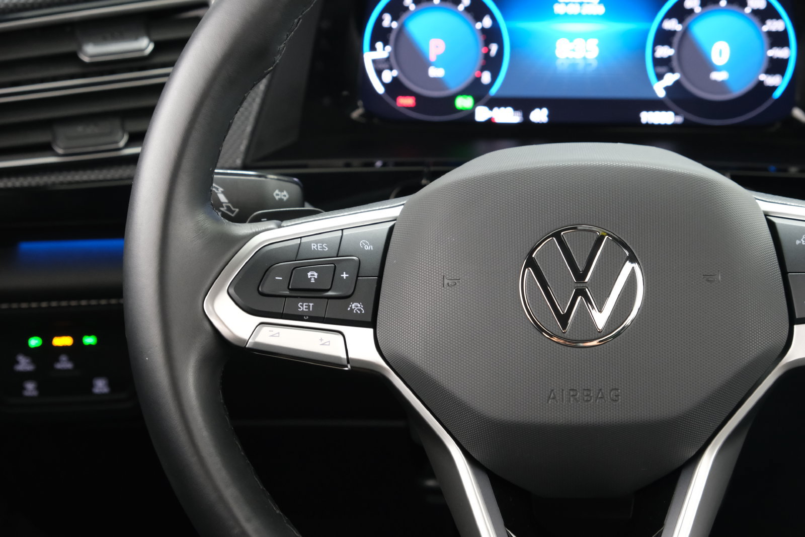 Used 2024 Volkswagen Atlas Cross Sport SEL R-Line AWD/4WD image 12