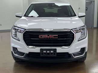 Used 2024 GMC Terrain SLE video 2