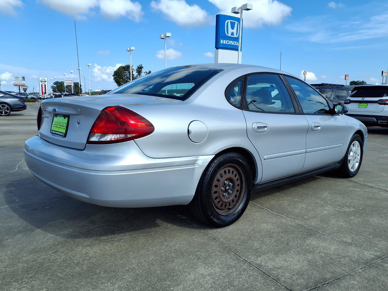 Used 2005 Ford Taurus SE FWD image 2