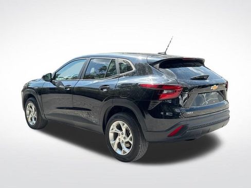 Used 2024 Chevrolet Trax LS w/ LS Convenience Package FWD image 4