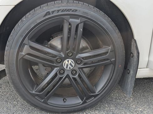 Used 2014 Volkswagen Golf TDI image 25