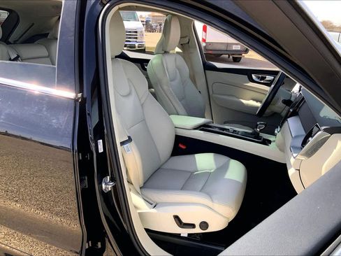 Used 2020 Volvo XC60 T5 Momentum w/ Protection Package Premier image 8