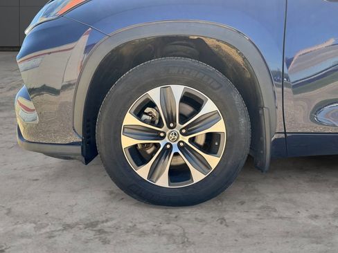 Used 2022 Toyota Highlander XLE AWD/4WD image 9