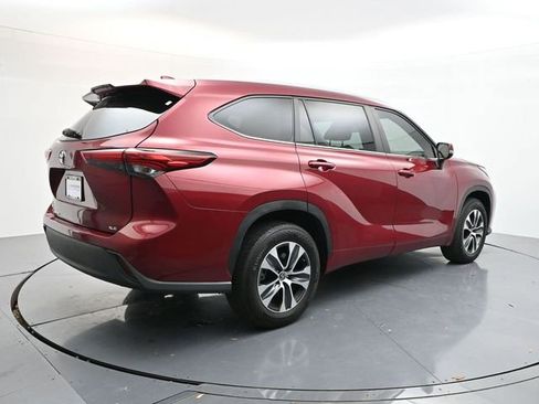 Used 2023 Toyota Highlander XLE image 6