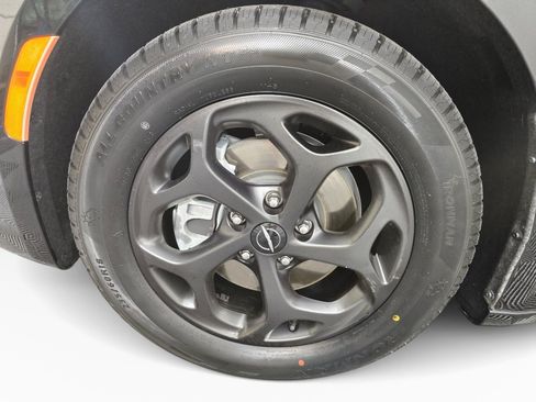 Used 2023 Chrysler Pacifica Limited w/ Uconnect Theater Family Group FWD image 12
