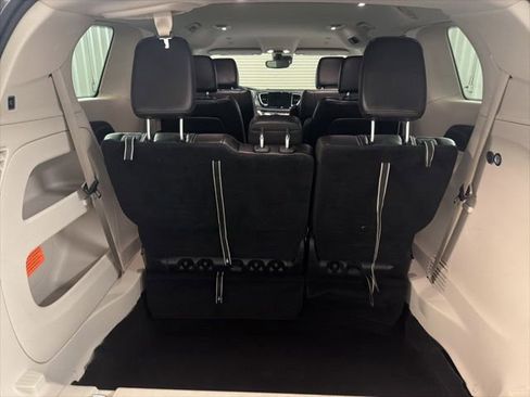 Used 2023 Chrysler Pacifica Touring-L image 25
