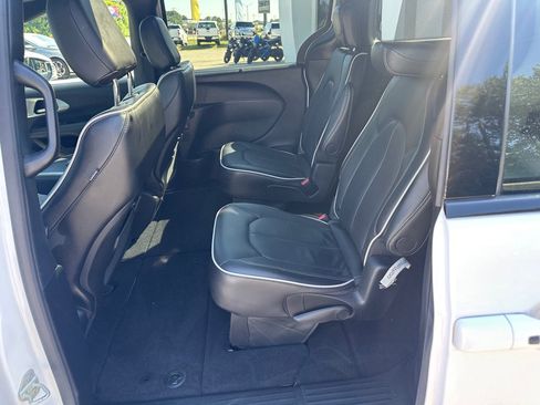 Used 2025 Chrysler Pacifica Limited FWD image 21