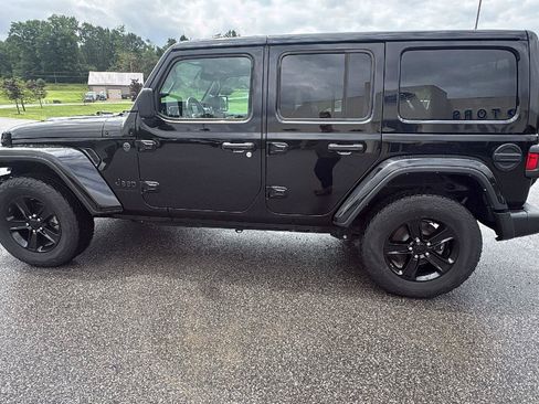 Used 2023 Jeep Wrangler Unlimited Sahara AWD/4WD image 7