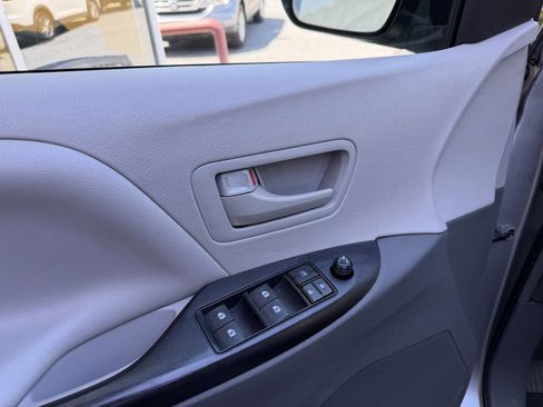 Used 2016 Toyota Sienna L FWD image 24