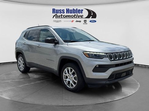 Used 2022 Jeep Compass Latitude w/ Sun and Sound Group AWD/4WD image 9