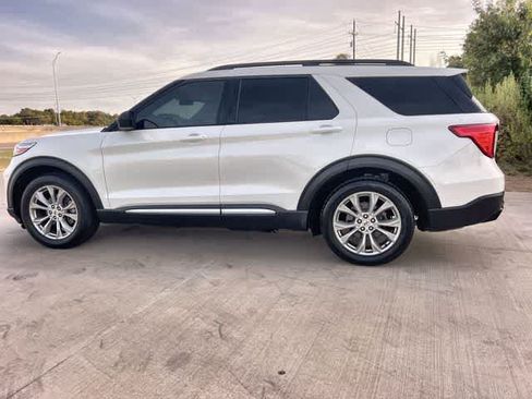 Used 2022 Ford Explorer XLT w/ Equipment Group 202A RWD image 4