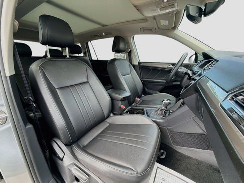 Used 2023 Volkswagen Tiguan SE w/ Panoramic Sunroof Package FWD image 15