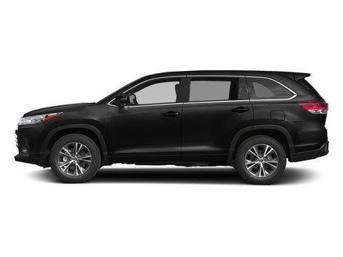 Used 2018 Toyota Highlander LE FWD image 3