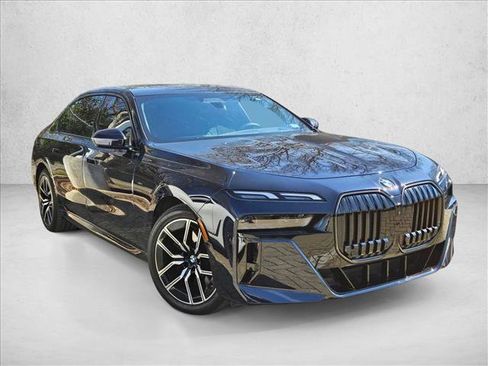 Certified 2024 BMW 760i xDrive image 3