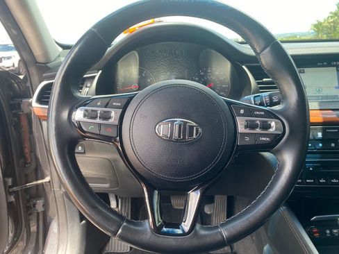 Used 2017 Kia Cadenza Premium w/ Luxury Package FWD image 32
