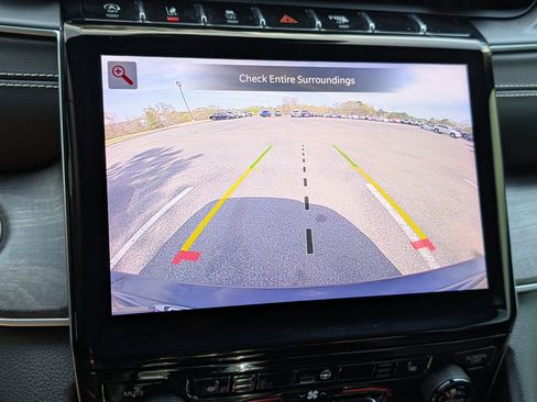 Used 2023 Jeep Grand Cherokee Limited w/ Black Appearance Package image 27