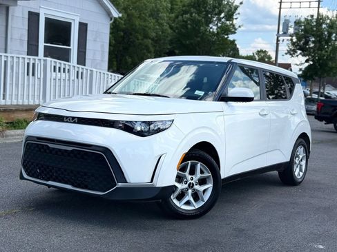 Used 2024 Kia Soul LX w/ Option Group 015 FWD image 2