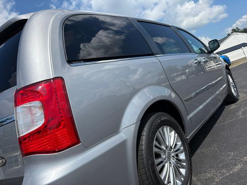 Used 2015 Chrysler Town & Country Touring-L w/ Driver Convenience Group FWD image 13