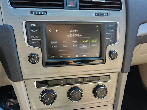 Used 2016 Volkswagen Golf S image 18