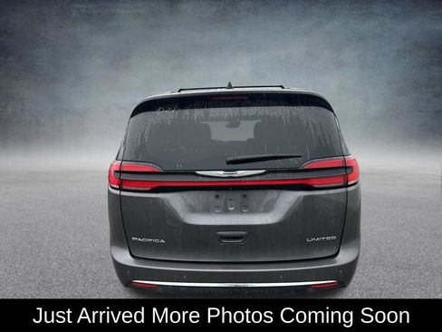 Used 2023 Chrysler Pacifica Limited image 2