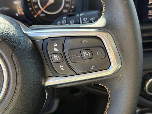 Used 2025 Jeep Wrangler Sahara image 17