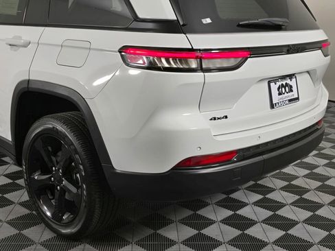 Used 2023 Jeep Grand Cherokee Altitude image 13