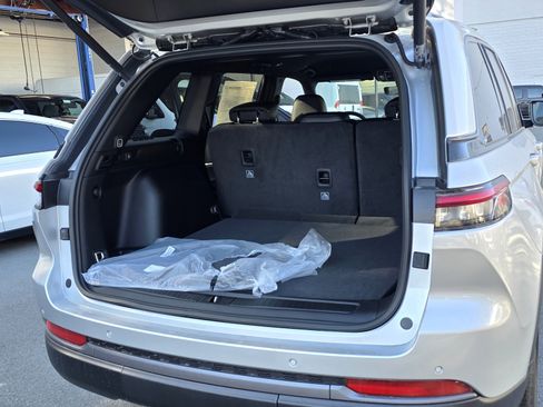 New 2026 Jeep Grand Cherokee Altitude image 16