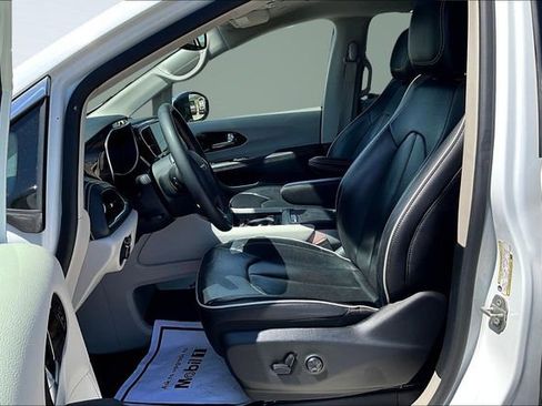 Used 2023 Chrysler Pacifica Limited image 22