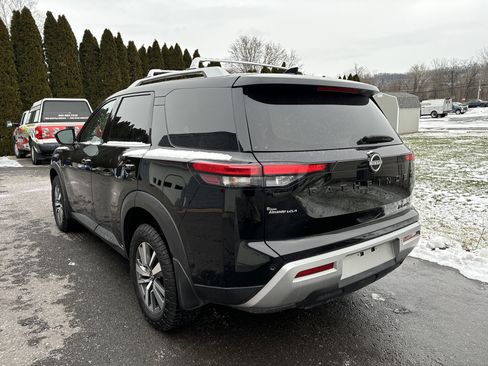 Used 2024 Nissan Pathfinder SL w/ Black Appearance Package image 6