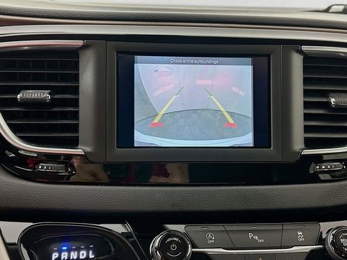 Used 2019 Chrysler Pacifica Touring-L image 13