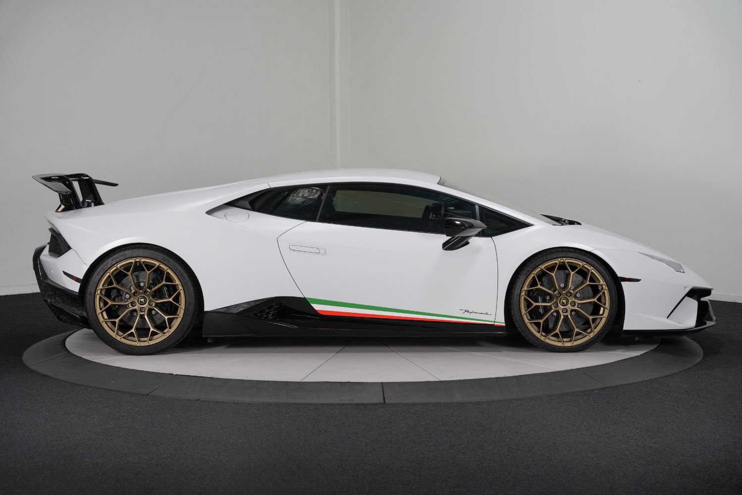 Used 2018 Lamborghini Huracan Performante AWD/4WD image 8