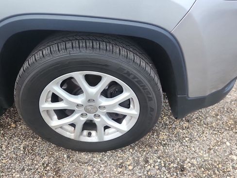 Used 2014 Jeep Cherokee Latitude w/ Cold Weather Group image 2