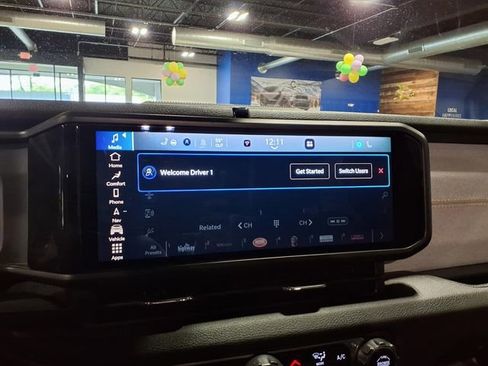 Used 2024 Jeep Gladiator Sport AWD/4WD image 23